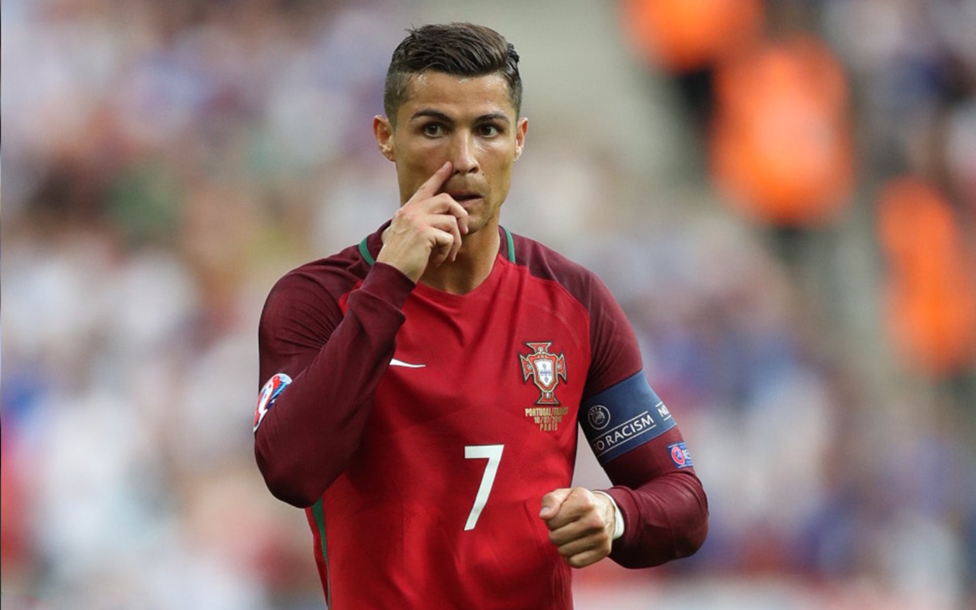 詹姆斯替补席上积极鼓励年轻球员，詹姆斯的替补球员